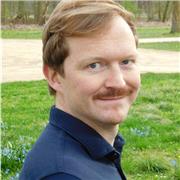 Psychologie-Dozent, der mit Leidenschaft das Fach unterrichtet.